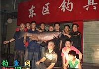 钓友在汉江油田路亚到一条78斤大青鱼