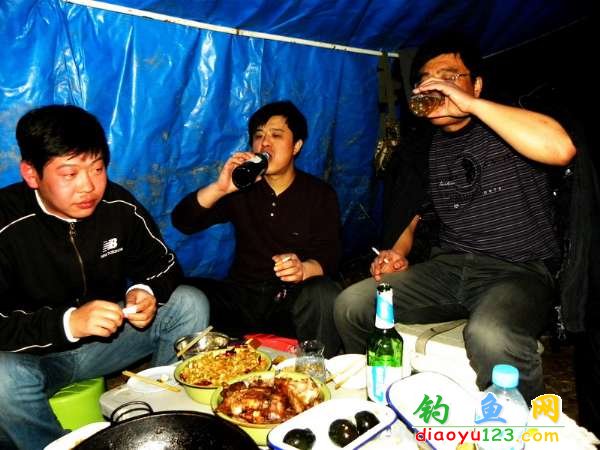 胜利水库钓鱼过后吃饭