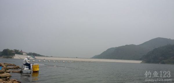 水库钓鱼