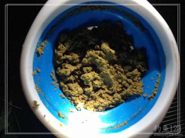 搓饵钓鲫鱼