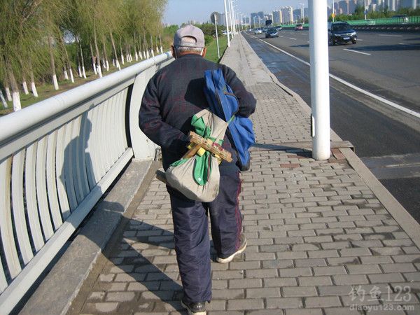 钓鱼老人