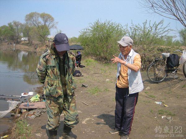 和老钓友交谈