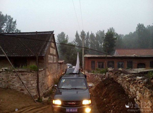 行驶在去水库的路上