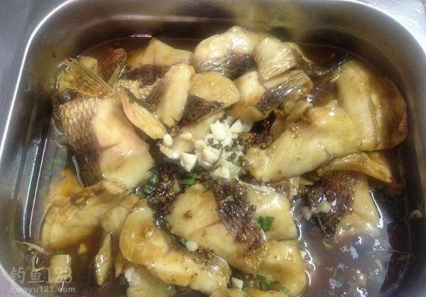 食人鱼餐桌上的美味