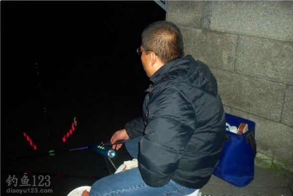 冬季夜钓苦等坚守最终钓获野生鲤鱼