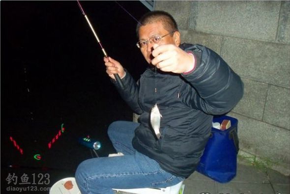 冬季夜钓苦等坚守最终钓获野生鲤鱼