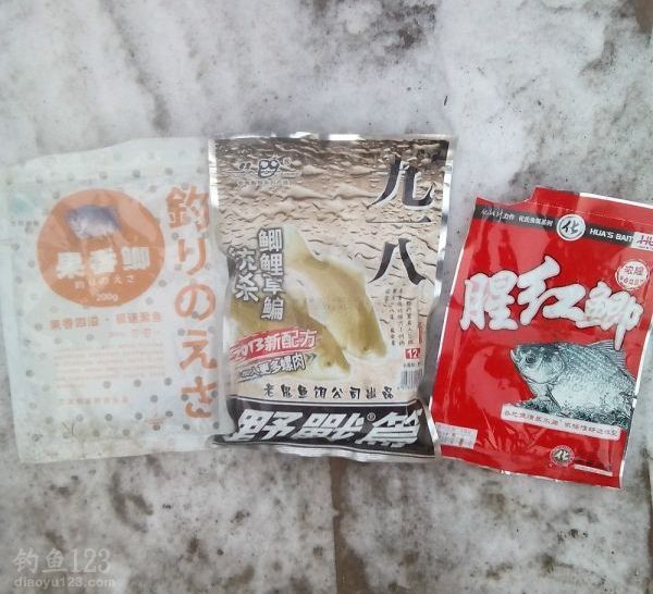 冬季冰钓大板鲫鱼附腥饵配方