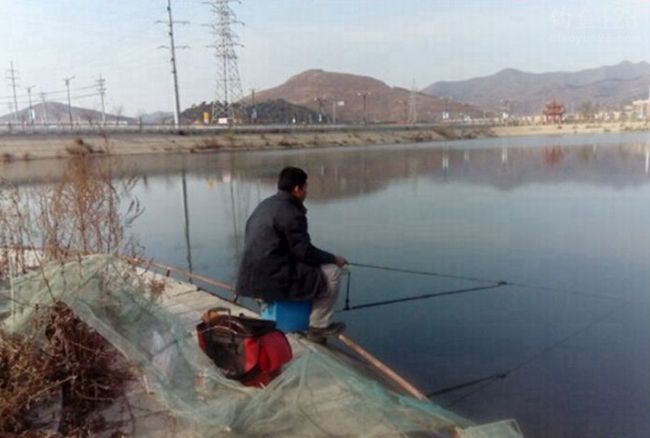 钓竿线组巧搭配顺利擒拿人工湖红鲤鱼