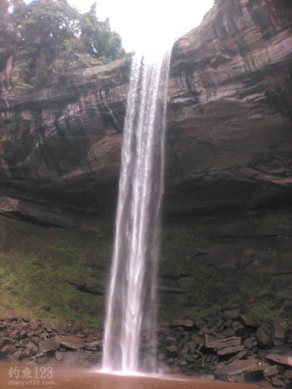 夏天的四川雨量充沛，山泉从断崖上跌落下来，挂起一帘水幕