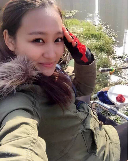 美女爱钓鱼