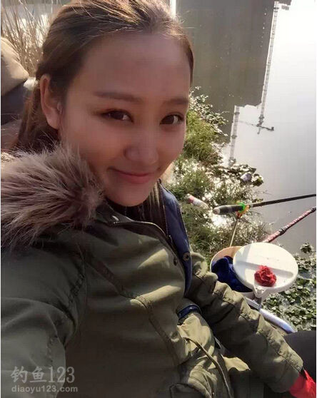 美女钓鱼