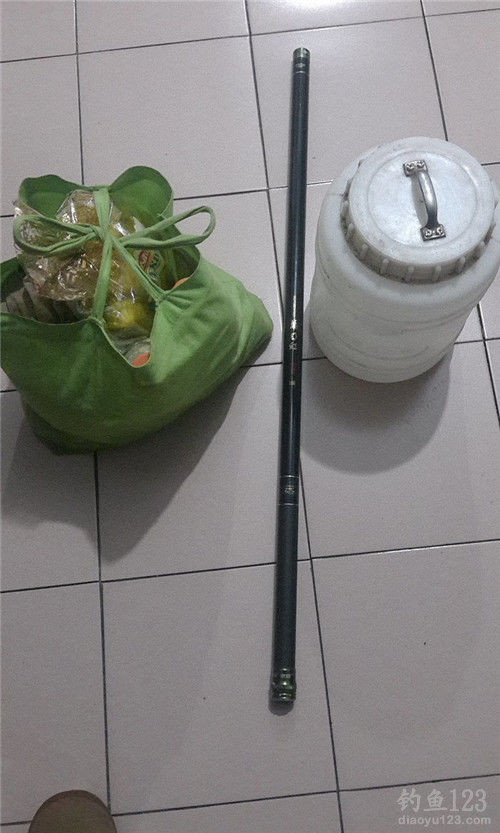 春季冒雨用酒米窝料野钓大鲤鱼