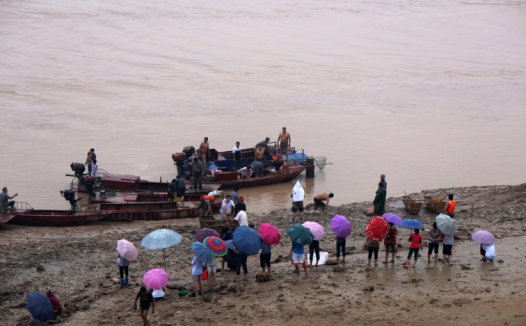 黄河沿线上万人捕鱼＂流鱼奇观＂