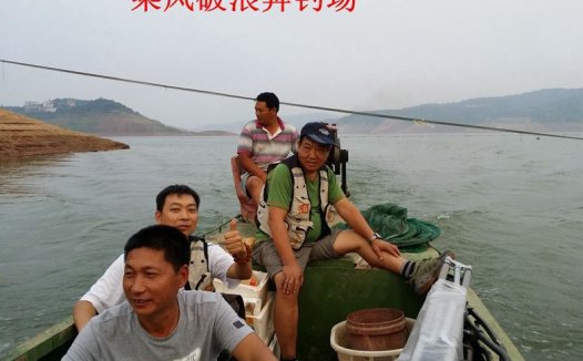 雨中激战小浪底水库钓鱼加美食