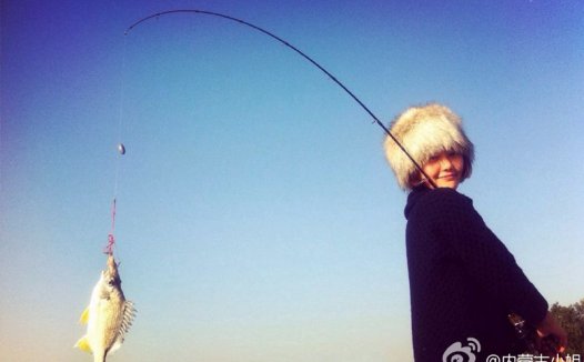 钓鱼的姑娘惹人爱—得此老婆一生足矣