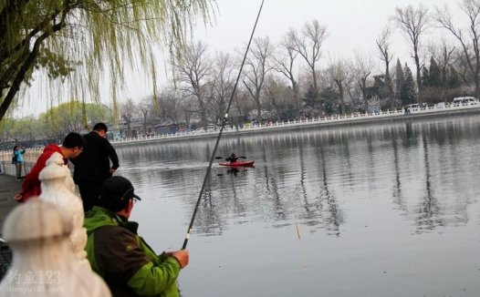 春季垂钓景观湖不为鱼获只为渔
