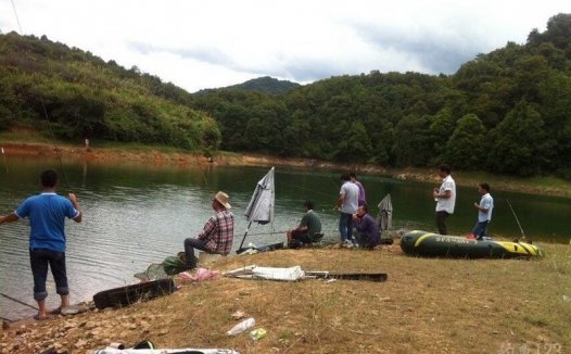 翻山越岭去钓鱼来自大山深处的呼唤