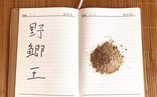 评三友野鲫王，为什么说：野钓加酒米，窝里常有鱼