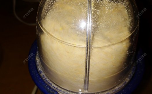 为秋季钓鱼备饵